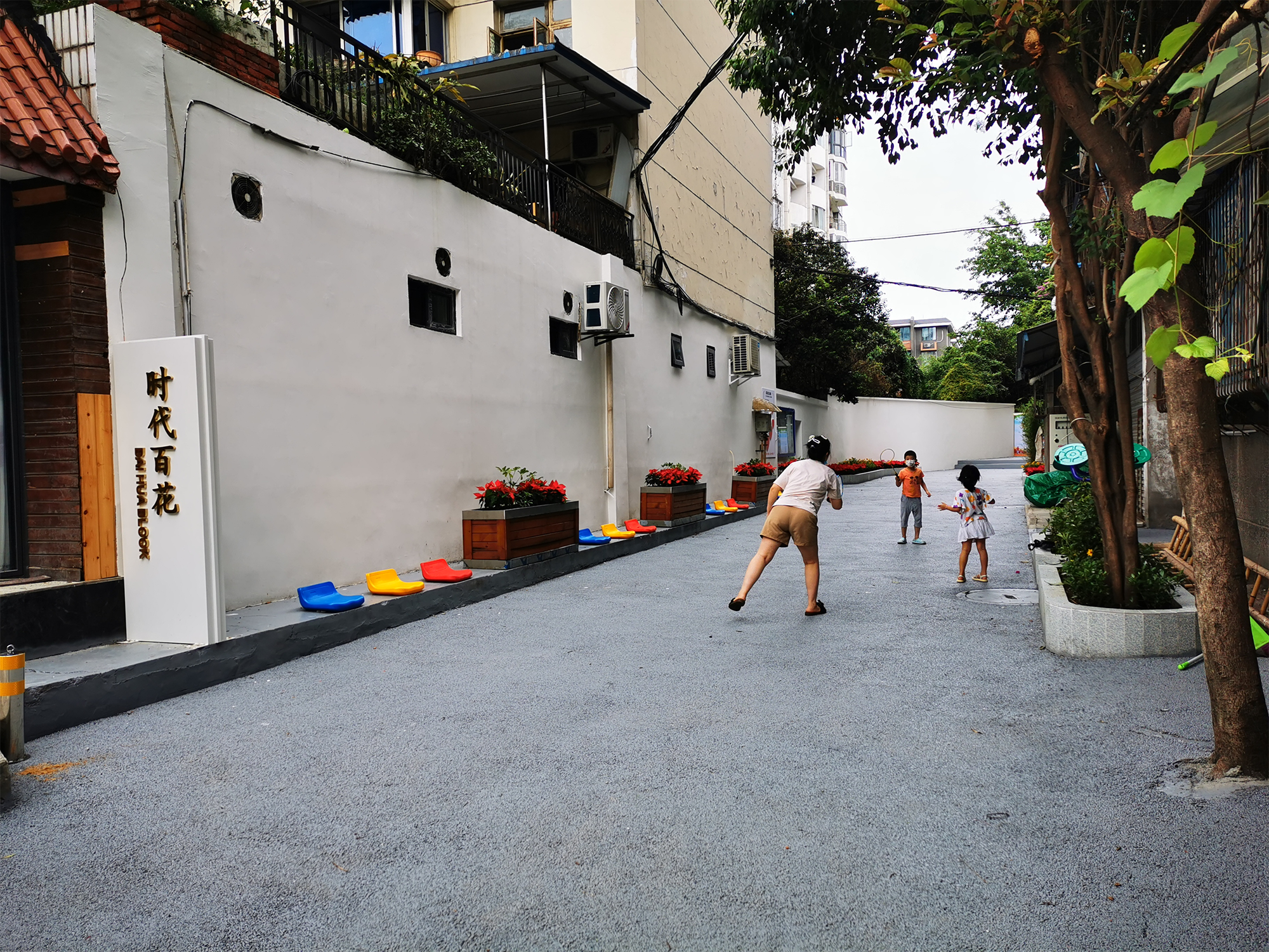 邻巷居民在此活动